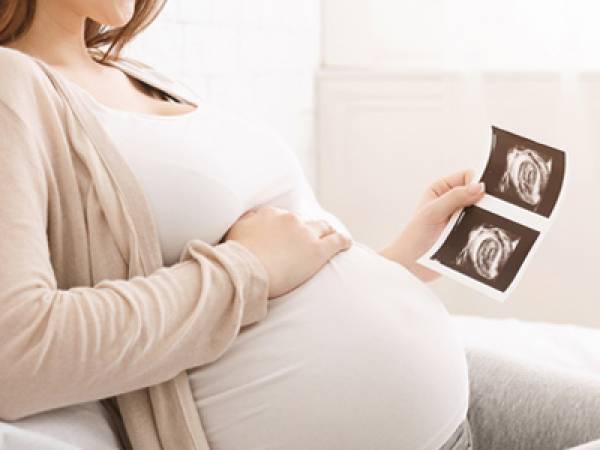 Women hold baby ultra sound